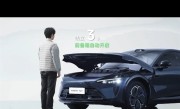 拿着小米15S Pro靠近小米YU7：车头前站立3秒 前备箱自动打开 ！