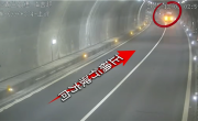 车快没电了竟在高速隧道内逆行 司机：我想着半夜没啥车 ！