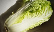 韩国最低月薪感受下！一颗大白菜卖36元 韩网友吐槽：这是金菜吗?