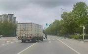 路口绿灯亮起货车突然压线“别车” 网友反手怒赞 ！