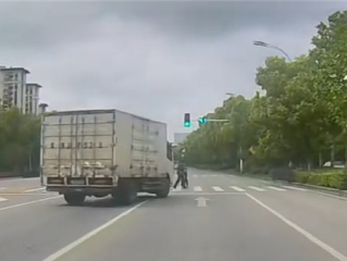 路口绿灯亮起货车突然压线“别车” 网友反手怒赞 ！