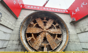 国内独头掘进距离最长！广湛高铁湛江湾海底隧道贯通 !