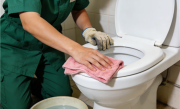 “全季酒店保洁用擦脸毛巾擦马桶” 涉事保洁被开除 回应：系故意摆拍 ！