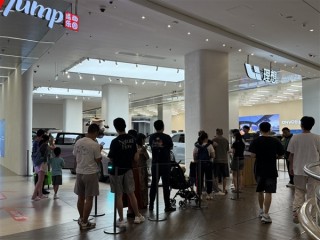 理想i8又要爆的节奏 线下门店看车的人多到要排队 !