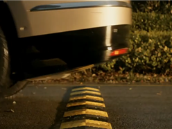 蔚来ES9搭全球唯一量产电液全主动悬架：六层香槟塔过减速带不倒 ！