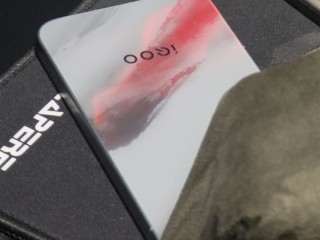 iQOO 15真机首次泄露：红白灰配色设计行业罕见 !