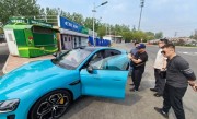 小米SU7被马来西亚游客围观：29.99万还是很便宜的 ！
