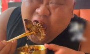 百万粉丝吃播网红切胃 体重达到350斤担心健康出现问题 !