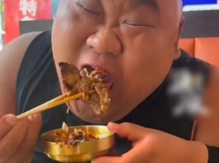 百万粉丝吃播网红切胃 体重达到350斤担心健康出现问题 !