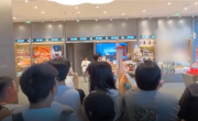 泡泡玛特杭州新店开业2小时就关闭：顾客太多有危险 不知谁是黄牛 ！