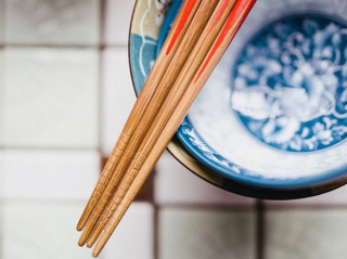 顾客用餐具给狗喂食：商家被责令整改 餐具全部更换 ！