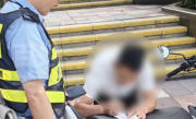 男子快车道骑摩托 双手脱离车把 悠闲躺平放飞自我 网友举报后 交警：处罚 !