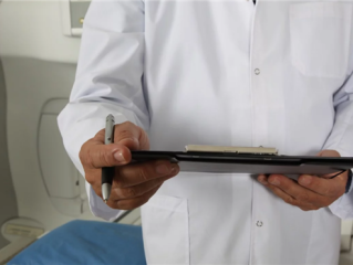 网约车司机拼命接单：凌晨突然呕吐不止！果断掉头去医院成功脱险 ！