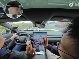 何小鹏驾驶新小鹏P7德国高速狂飙：雨天开234km/h !