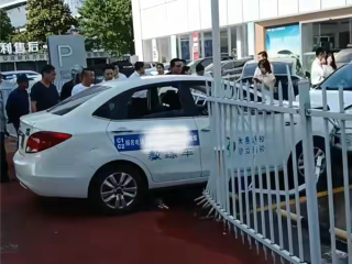 驾校学员练车失控撞翻护栏冲到4S店 网友：这是真着急买车了 ！