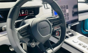 实拍！小米SU7实车内饰曝光：物理按键一键操控空调、尾翼 ！