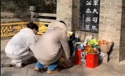 年轻人热衷给古人上坟：霍去病墓前堆满薯片、辣条 ！