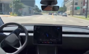 特斯拉Robotaxi上线第一天问题多：严重画龙、直接停在十字路口 ！