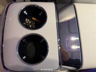 博主用尊界S800拉农村亲戚 杯架被当烟灰缸：烫出一个洞 !