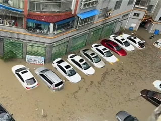 贵州遭遇特大暴雨袭击 马路上一溜车全被水淹 !