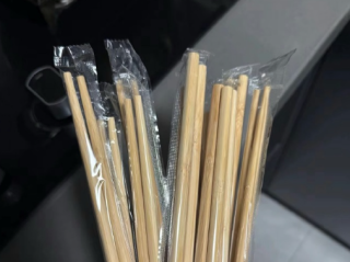 顾客起诉胖东来免费筷子无标签 工作人员：外包装上已标注信息 !