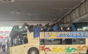 突发！哈尔滨双层巴士被高架桥削顶 官方通报：司机疏忽所致 ！