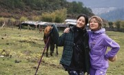 章泽天罕见亮相：与杨天真在不丹徒步 犹如爱丽丝仙境 ！