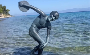 为迷惑后世考古学家 男子订做章鱼哥版 “掷铁饼者” 青铜像沉到海底 ！
