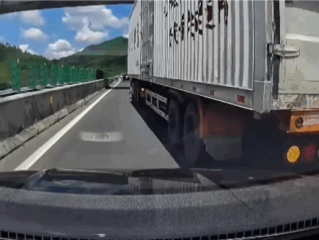 开了辅助驾驶眼睁睁看着追尾半挂车 司机：我以为它能刹住 !