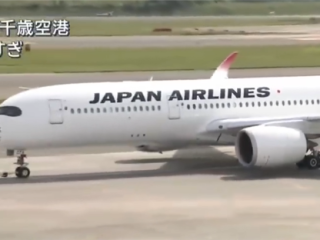 日本航空一空客航班空中引擎失效 靠一台发动机紧急降落 !