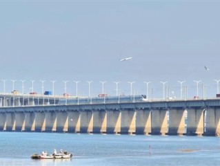 “陆海空”集齐：飞机、高铁、汽车、渔船在这里同框 !