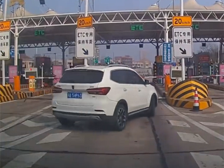 女子收费站遇前车插队蹭ETC：反应不及时令其得逞 ！