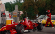 男子开假法拉利F1赛车高速路上飙车 结果被抓 !