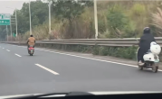 电动自行车跑上高速 时速120km/h追不上！网友：5倍新国标 !