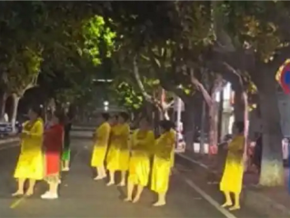 十余名阿姨在马路中央练舞 造车严重堵车引热议：官方回应 !