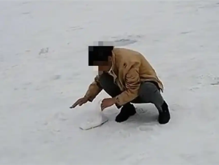 游客成袋装走茶卡盐湖铺路盐 景区：不建议拿 凭套票可免费领 !