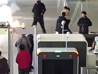 充电宝安检被拦男子当场怒摔致爆燃起火：行拘5天、罚款500元 ！