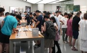 华为Pura 80系列被疯抢 一女生成为首批购机用户：很开心很激动 ！