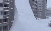 俄罗斯9层楼高暴雪视频引争议 当地留学生：是AI合成的假雪 ！