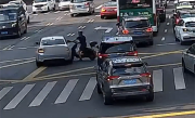 骑电车鬼探头致事故被判全责 男子不满：看不到我他开什么车！ 