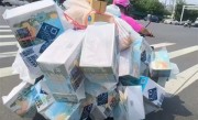 配送员电动车严重超载 被大包裹“堆成小山” 山姆回应：需咨询第三方物流平台 !