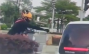 外卖员红绿灯口“卡点”直接将咖啡递给车里 网友：难度不亚于空间站对接 !