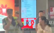女子地铁拒安检追打猛砸工作人员 终被行政拘留 官方最新回应：安检员给予表扬 !
