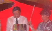 大学校长雨中演讲 俩学生撑伞精准“引流”浇头 网友：两边伞都流 就叫双一流 !