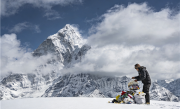 捡8公斤垃圾或不管用了！尼泊尔拟征收每人4000美元珠峰垃圾清理费 ！