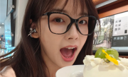 王冰冰手持OPPO Reno14晒自拍：人鱼姬配色 这颜值太梦幻 ！