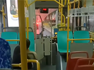 老人插队挤公交被乘客撞倒离世 家属向公交公司索赔70万 法院判了 ！