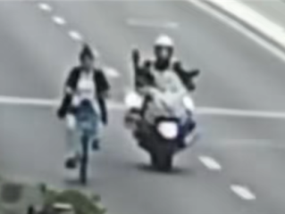 淡定姐火了！骑共享单车上高架：车流中慢悠悠穿行被交警紧急拦停 ！