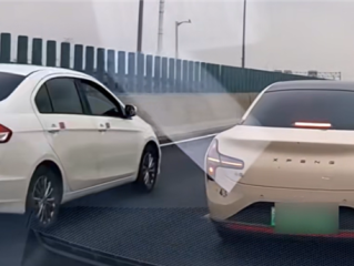 上海高架惊现路怒狂徒！司机因一句吐槽暴怒踹车：被依法行拘 ！