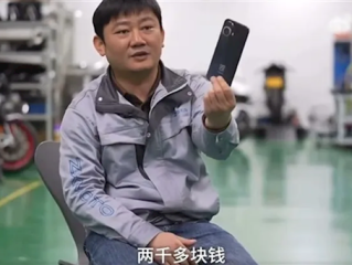 被称 “摩托车圈雷军” 张雪：一直用2000元的华为手机 屏坏了也懒得换 ！